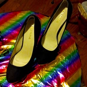 Size 11 black and gold heels Liliana